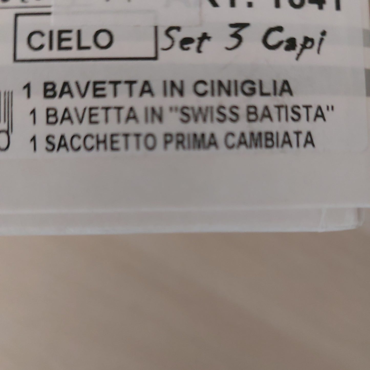 Set 3 pezzi 2 bavette bianco celeste  ricamate più un sacchettino primo cambio